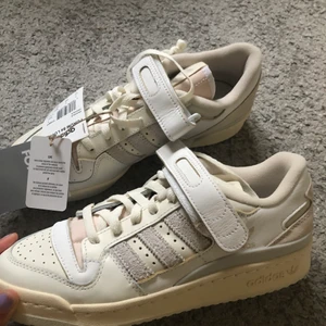 Adidas forum 84 low - ÄLSKAR VERKLIGEN dessa skorna, men tyvär var dem en storlek för stora för mig!:(( Dem är slutsålda överallt och är då i nyskick!:) Köpta från & other stories🙃                               Buda i kommentarerna❤️