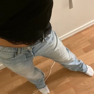 Zara midrise  - Sjukt snygga jeans från zara, de är lite för stora i min smak vid benen osv men sjukt snygga och tuffa ändå!