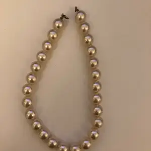 Pärlhalsband, aldrig använt (stora pärlor)