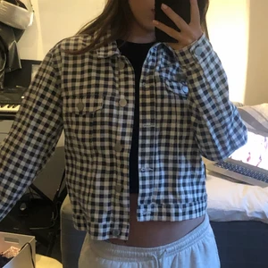 jeansjacka - söt jeansjacka köpt på asos. storlek 34💖