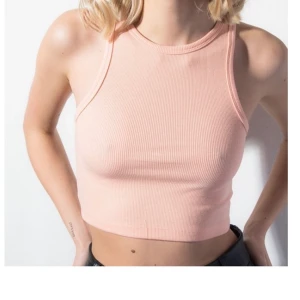 Ribbat linne från Madlady - Ett snyggt, basic - passar till allt linne från Madlady! Väldigt bra skick då knappt använt💖