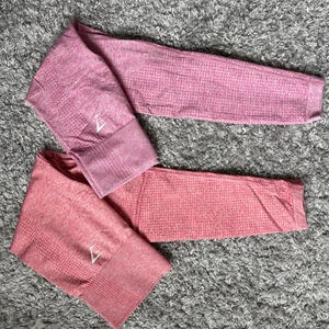 Gymshark  - Säljer mina mycket sparsamt använda gymshark tights. Tightsen i den mörka nyansen är i stl s och den ljusa i stl m, men jag märken ingen större skillnad. Kan säljas både separat och i paketpris, köparen står för frakt 💚 LJUSROSA KVAR!!