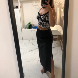 Satinkjol från bikbok - Säljer denna kjol ifrån bikbok då det inte kommer till användning 💕❤️superbra skick och ganska lång på mig som är ca 160! Säljer för 90kr + frakt🌼💕