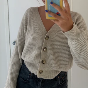 Kofta från bikbok  - Nu säljer jag denna beiga kofta från bikbok, köptes för 299kr.  Fint skick och använd ett fåtal gånger. Säljer pga att den inte används så mycket längre. Köparen står för frakt🌻💕