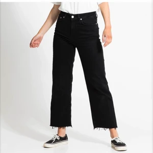 Svarta mom jeans  - Hej säljer nu mina mom Jeans då dom inte kommer till användning 💕