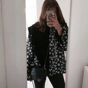 Stjärnjacka från zara - Säljer nu min skit snygga jacka från zara då den inte längre kommer till användning. Pris kan diskuteras vid snabb affär. Kan mötas upp i Stockholm och posta, köparen står för frakt om inget annat är sagt. Har du några frågor eller liknande är det bara att skriva!💗 (bilderna är lånade)