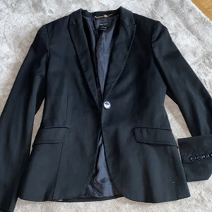 MNG suit - Storlek 36 svart kavaj ! Har används få gånger! Passar bra med jeans eller svart byxa! 