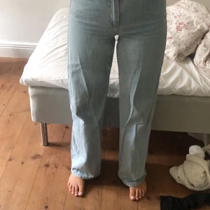 Blå wide leg jeans junkyard - Säljer mina vida ljusblåa jeans från junkyard, storlek 26. Säljer pga att de har blivit för tajta för mig. 200kr + frakt🔥💙