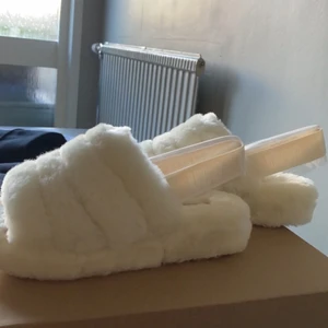 Ugg tofflor i vitt - Säljer minna underbara ugg tofflor i vitt som inte finns att köpa nånstans längre. Aldrig använda då jag köpte fel storlek men ändå inte kunnat slita mig ifrån dom förens nu. Helt nytt skick och original kartong medföljer. Köpta för 1300