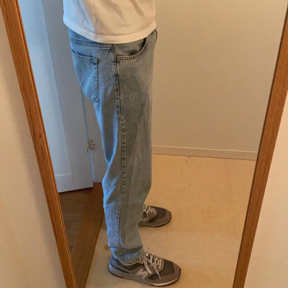 Blåa jeans från Zara i storlek 42. Jag är 190 cm lång. Jag säljer byxorna för att dom är för korta för mig. Jeansen är i bra skick.. Jeans & Byxor.