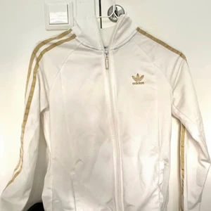 Adidaskofta i storlek 38 - Adidaskofta i storlek 38. Passar även 34/36