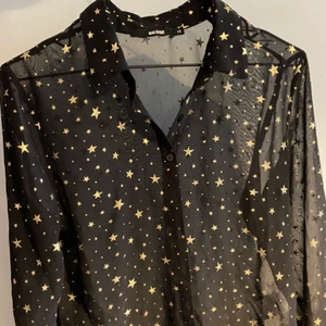 Skjorta med stjärnor BikBok - Super groovy skjorta med stjärnor från BikBok! Endast använd vid ett tillfälle så i väldigt bra skick! Frakten ingår i priset ✨