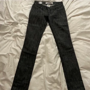 Y2k stylie jeans - Snygga trendiga low waisted jeans med snyggaste färgen !Obs, lånade bilder!   Nyskick, oanvänd!! Dom är lite mer gråare än i bilden 