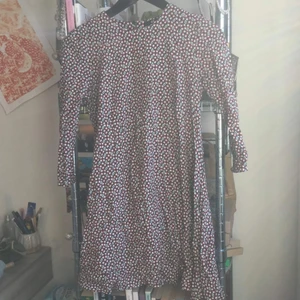 Mönstrad miniklänning - Mönstrad miniklänning med tre-kvartsärmar. Lite lätt baby-doll stil