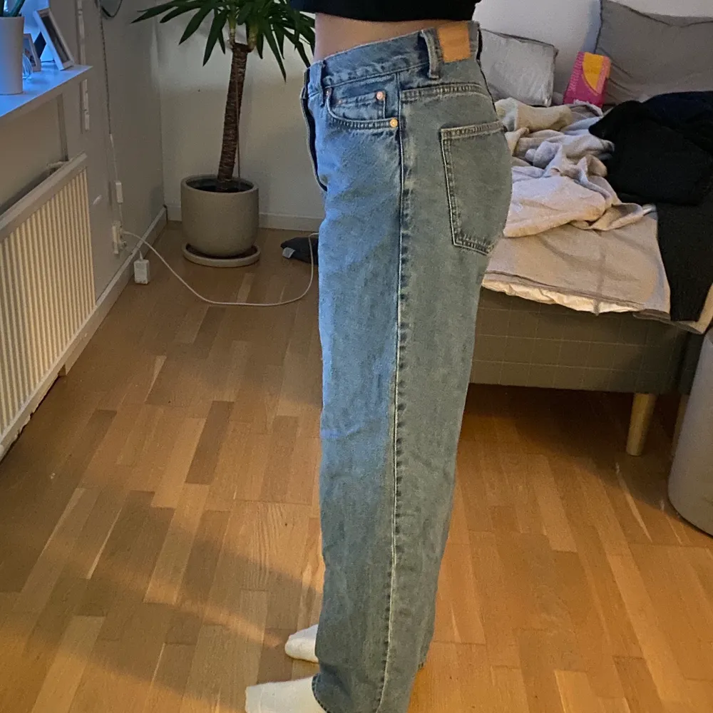 Straight/raka jeans köpta från weekday. Väldigt bra skick, nästan inte använda. Passar mig perfekt i längden som är 175cm lång, men kan se lite förstora ut på mig då dom tyvärr inte passar i midjan längre. Köpare står för frakt.. Jeans & Byxor.