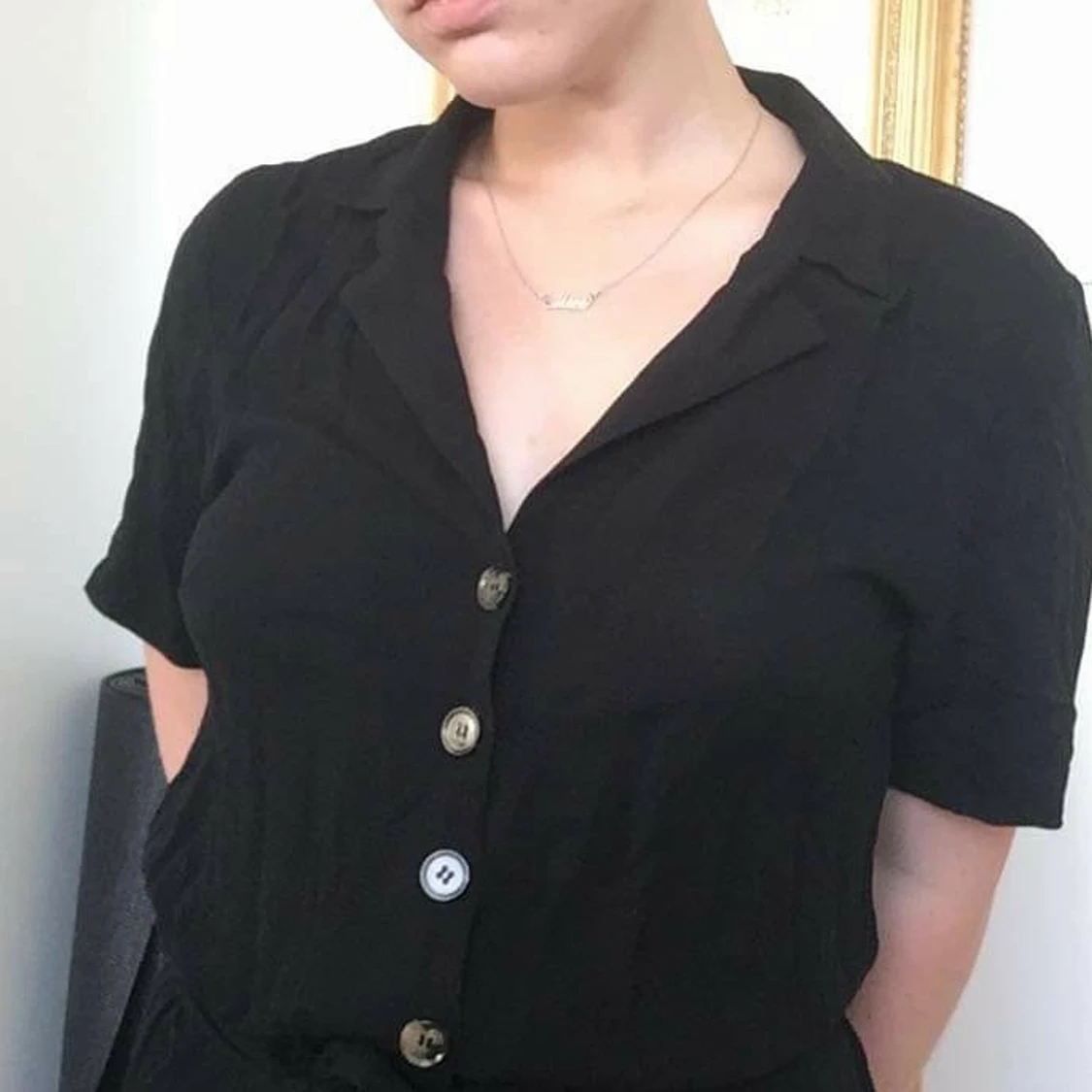 Svart byxdress med knäppning - 90