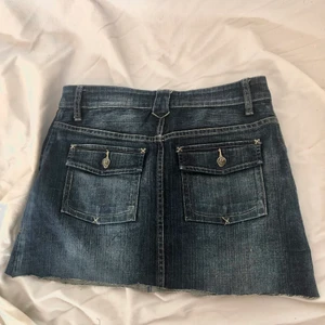 Vintage y2k jeanskjol - Vintage t2k jeanskjol men coola fickor :) köpare står för frakt. Avklippt med rå kant nertill. Visas på en M. Måtten är m82 l35 (cm). Gott second handskrick utan synliga defekter 