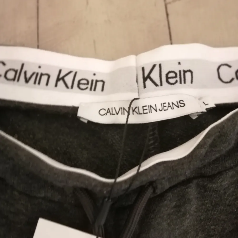 Helt nya calvin Klein byxor med lappen kvar säljes pga jag fick fel storlek och glömde skicka tillbaka varan . Jeans & Byxor.