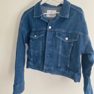 Croppad jeansjacka - Jätte cool och snygg jeansjacka i S💞