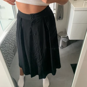 Svart kjol - Svart kjol ifrån Monki. Kjolen har fickor i sidorna och är elastisk bak i midjan. Storlek XS😊