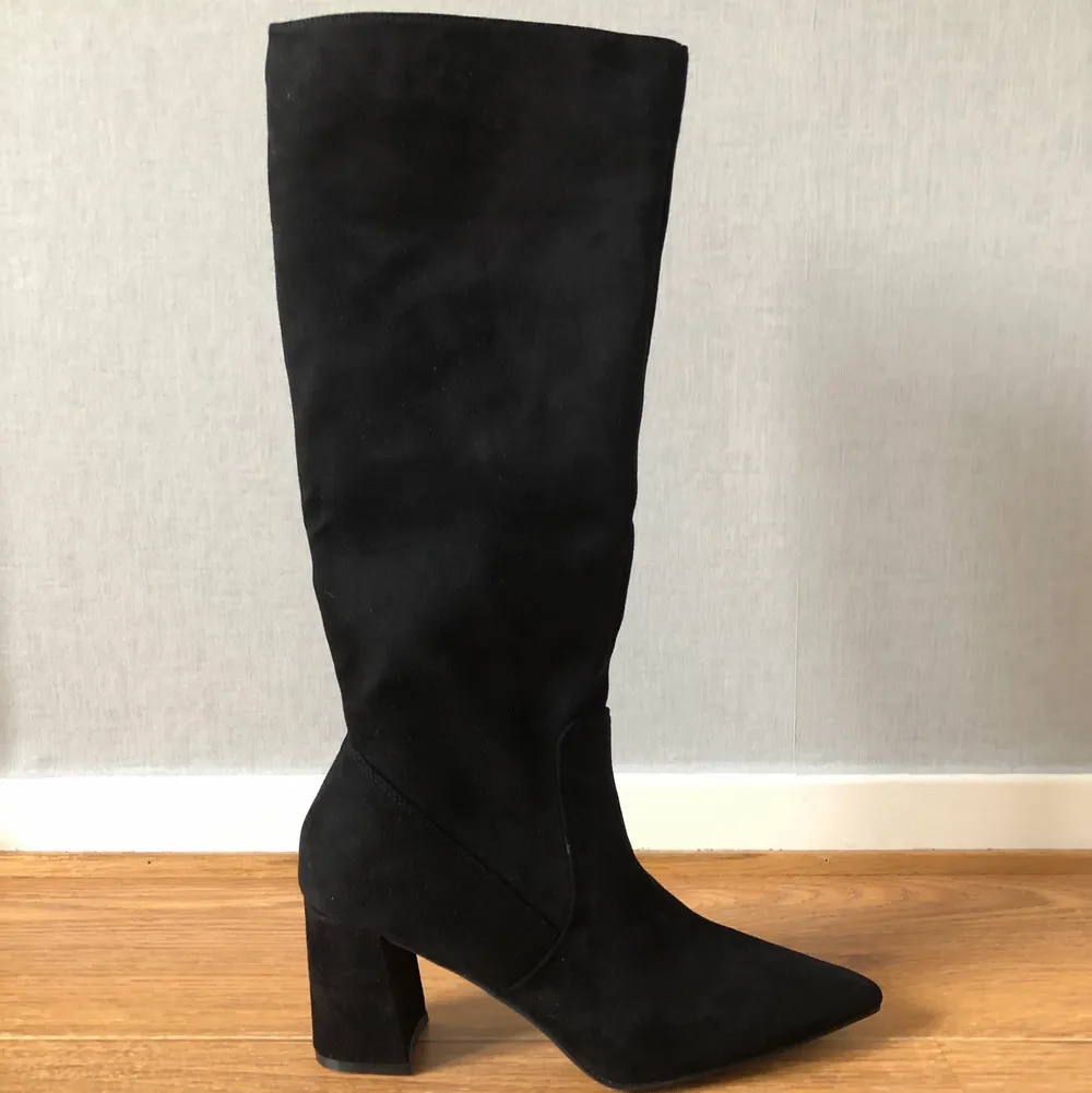 Klackskor/boots i storlek 39. Klackhöjd 7 cm. Aldrig använda och i nyskick. . Skor.