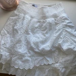 Vit kjol - Vit kjol i storlek S, aldrig använd