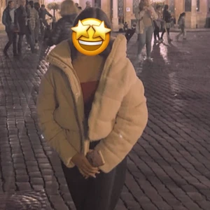 Fluffjacka - Säljer min sand/begie färgade fluffjacka som bara kommit till användning 1 gång, super snygg ser fortfarande ut som ny I storlek M men passar även dom som brukar ha S