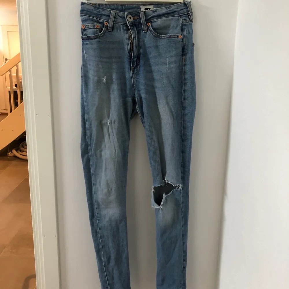 Köpte dessa för ett antal år sedan. De är i väldigt bra skick förutom ett liiitet hål precis mellan benen. Gillar dessa jeans väldigt mycket men nu börjar jag växa ur de :). Jeans & Byxor.
