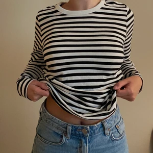 Randig tröja - Randig långärmad tröja från Weekday, storlek M (sitter lite lösare på mig som vanligtvis har S)