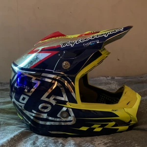Troy Lee crosshjälm - Troy lee crosshjälm köpt från Karlströms Motor i Enköping           Nypris: 5495kr                                                                                  Säljes pga ingen användning                                                            Har använts i 1 år av moppe körning                                                Repor på hjälmen därav priset
