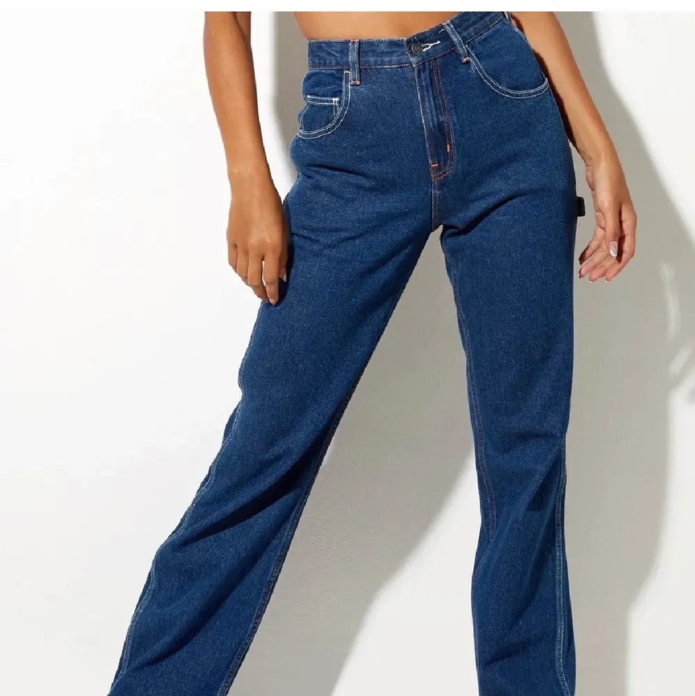 Säljer dessa jättefina populära jeansen då dom inte satt bra på mig! Endast testade!🦋 nypris är ca 840, buda gärna!. Jeans & Byxor.