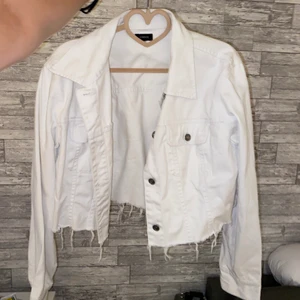 Jeansjacka - Riktigt fräsh jeansjacka, croppad med slitningar längst ner🤩 storlek S, men passar absolut xs-m!💗