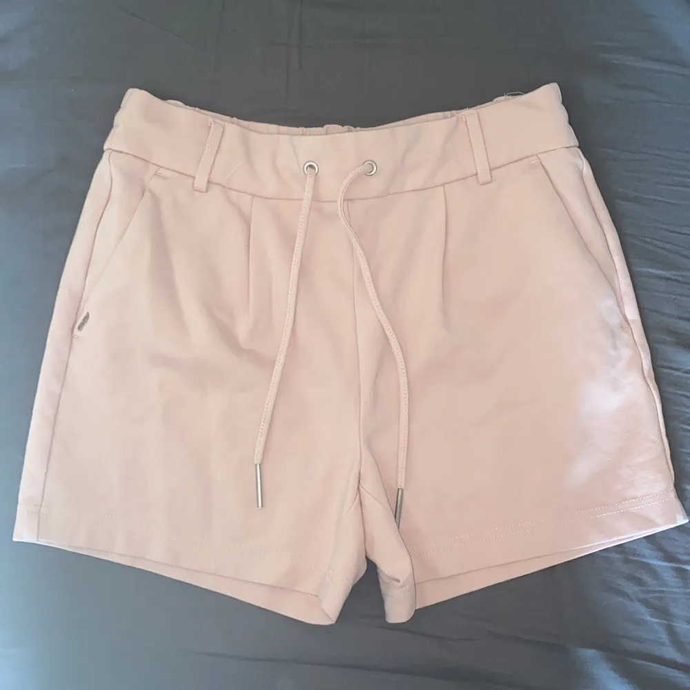 Ljusrosa shorts från ONLY i storlek S. Fake-fickor på rumpan. Använd ett fåtal gånger, inga fläckar ser ut som ny. Väldigt sköna att ha på sig.. Shorts.