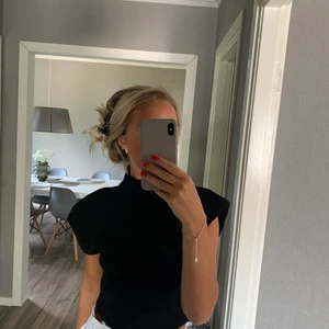 Tröja - Tröja med axelvaddar