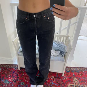 Lågmidjade jeans - Aaasfina low/midrise jeans från asos som sålde slut jättesnabbt, oanvända! Långa i benen, jag är ca 175, man ska klippa efter sin egen längd!❤️ Låg midja, straight leg, så snygga!