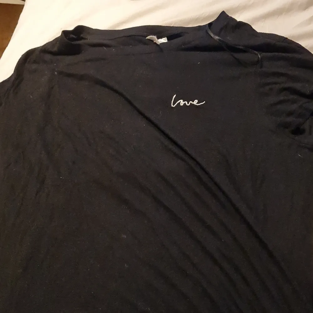 Svart tshirt i strl L. Men texten 'Love' på väntra bröstet . T-shirts.