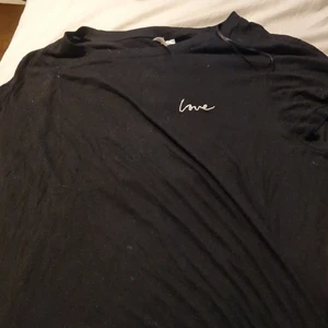Tshirt strl L - Svart tshirt i strl L. Men texten 'Love' på väntra bröstet 