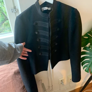 Kavaj  - Jättefin kavaj från Zara som tyvärr inte kommit till användning! 