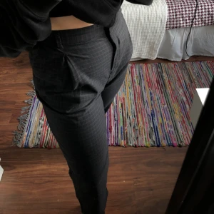 Weekday kostymbyxor  - Sparsamt använda byxor från weekday. Jag är 160 cm lång och dom slutar precis vid ankeln. Köparen står för frakt. 