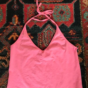 Rosa halterneck! - Tröjan är såld‼️ Snyggt halterneck linne som jag köpt secondhand, står inga storlekar men passar mig som är S. 60kr + 22kr frakt. 