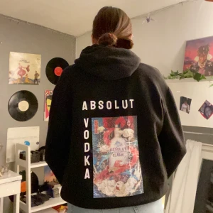 UNIK hoodie - Har köpt den svarta hoodien från Boohoo men sedan gjort trycker själv!! 😍 Säljer den nu då den inte kommer till användning längre.. Tröjan är väldigt tjock & bra kvalité, dock är den aningen nopprig.. Köparen står för frakten!!❤️ PRISET GÅR ATT DISKUTERA