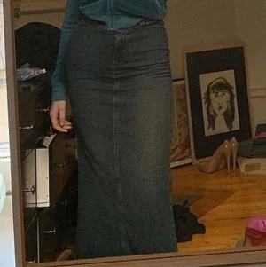 Y2K jeanskjol - Sååå fin jeanskjol köpt på emmaus för flera år sen, jag och mina kompisar började bråka över vem som skulle få köp den när vi såg den. Storlek 34, men jag är en 36/38 och har haft den högmidjat, men så snyggt på en riktig paris hilton tjej att ha low/middle waist🌟
