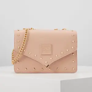 Säljer Versace Jeans Couture Studded bag. Nypris 1845 kr, säljer för 1400kr. Använt max 5gånger, i nyskick. Skicka PM för fler bilder