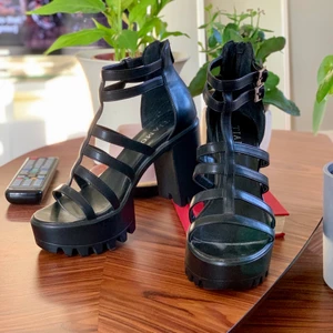 Tiamo Klacksko - Tiamo klacksko i gladiator stil. Storlek 38. Köpare står för frakt.