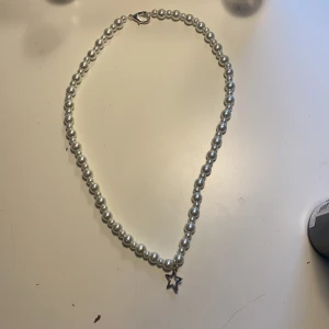 Pärlhalsband  - Säljer detta fina pärlhalsband med en stjärna! 50kr inkl frakt. 