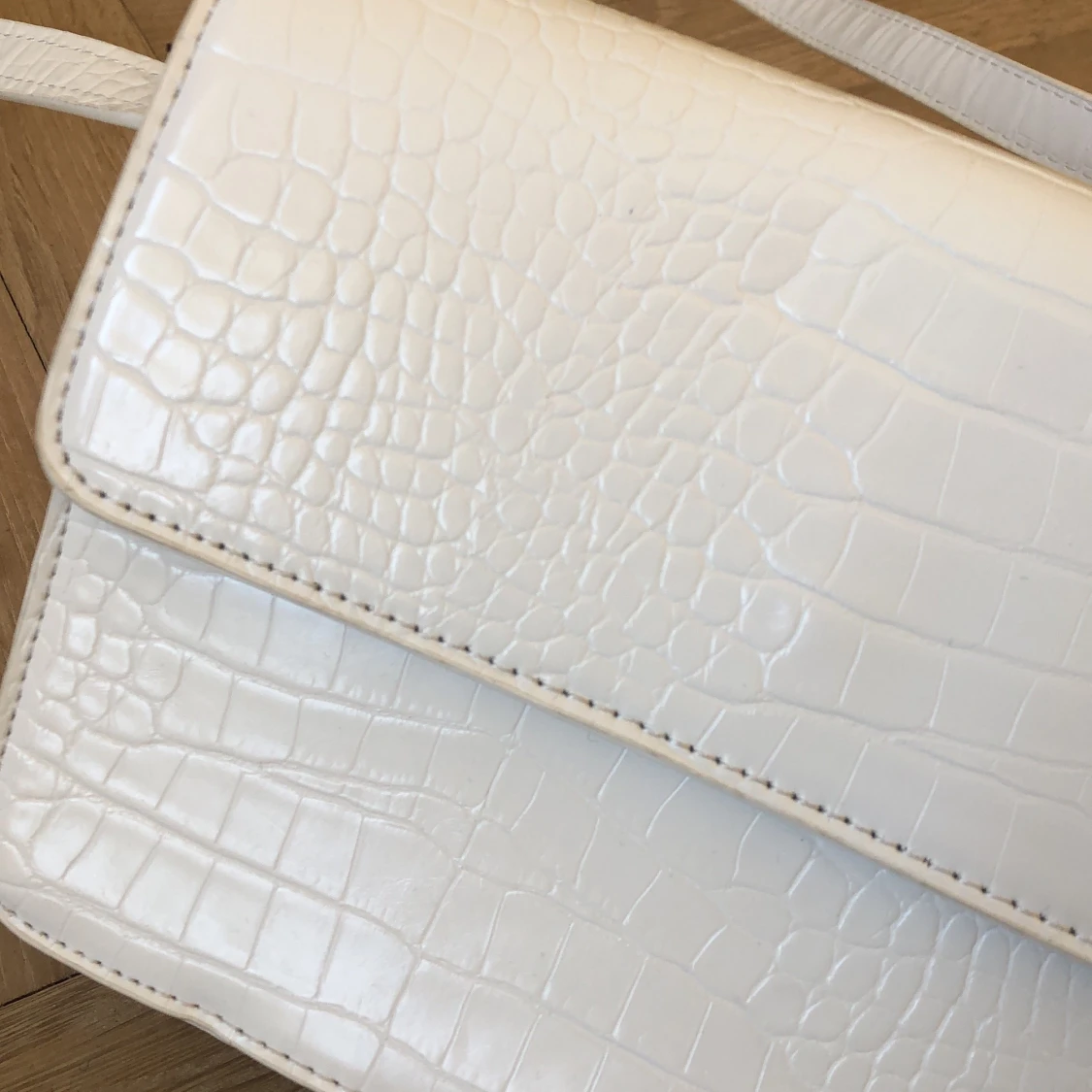 Vit axelremsväska  - 90