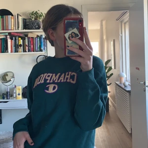 Champion hoodie - Skitsnygg champion tröja!!  Jättefin grön färg och coola lila detaljer storlek S men stor i storlek! Kan mötas upp eller frakta💕Buda i kommentarerna!!! 