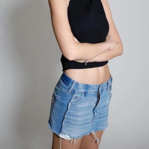 Asymmetrical Jean skirt - Jeanskjol med sned nederkant. Ursprungligen H&M jeans som är omgjorda av Scannable UF. Genom att skanna en QR-kod som finns fäst på plagget kan du läsa mer om materialet och dess miljöpåverkan! ✨💖😆