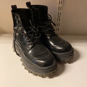 Eytys H&M - Snygga chunky boots från eytys samarbete med h&m. Storlek 40. Supersköna