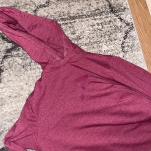 Croppad, rosa gymshark hoodie - Fint skick, nästan aldrig använd, säljer då den inte kommit till användning 